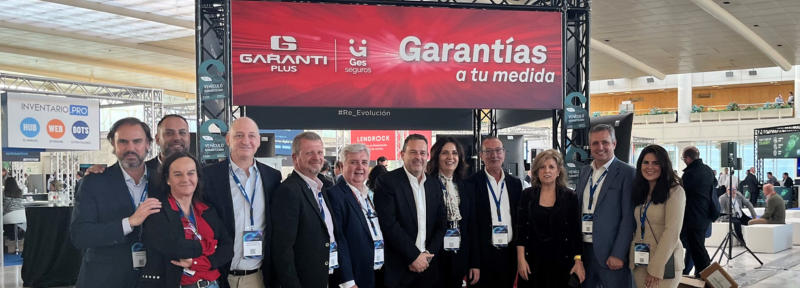 PRESIDENTA Y DIRECTORA COMERCIAL DE FACONAUTO CON EL CEO DE MOBIUS GROUP Y EL DIRECTOR GENERAL DE GARANTIPLUS Y SUS EQUIPOS